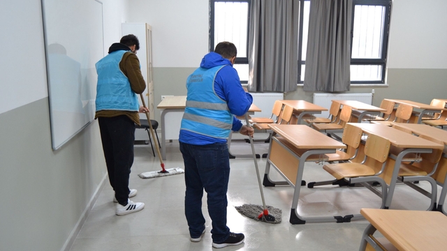 Denetimli serbestlik hükümlüleri Bursa'da okul temizliği yaptı