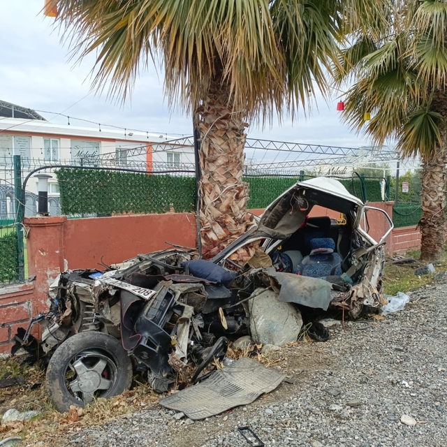 Hurdaya dönen otomobilin sürücüsü hafif yaralandı; kaza kamerada