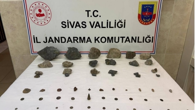 Sivas'ta 23 sikke, 10 obje ve 28 değerli taş ele geçirildi