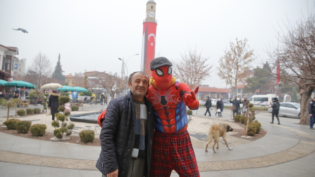 Türkiye'yi dolaşan "Örümcek Adam" Çorumlularla buluştu
