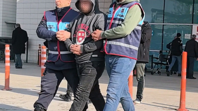 Bıçaklı kavga sonrası kaçarken arkadaşının ölümüne neden olan şüpheli adliyede