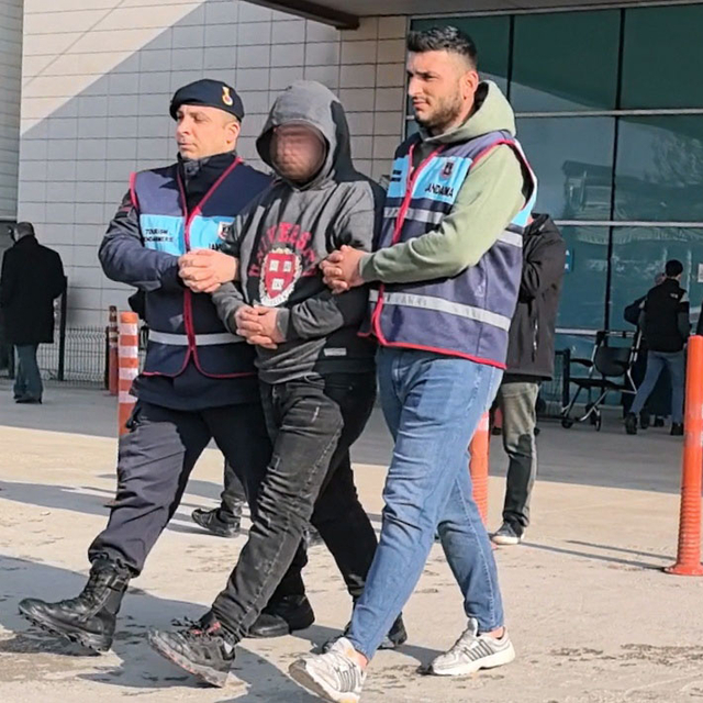 Bıçaklı kavga sonrası kaçarken arkadaşının ölümüne neden olan şüpheli adliy...