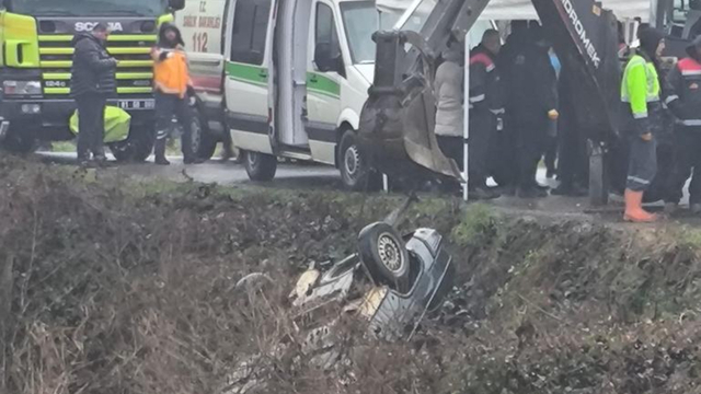Düzce'de dereye devrilen otomobildeki sürücü öldü