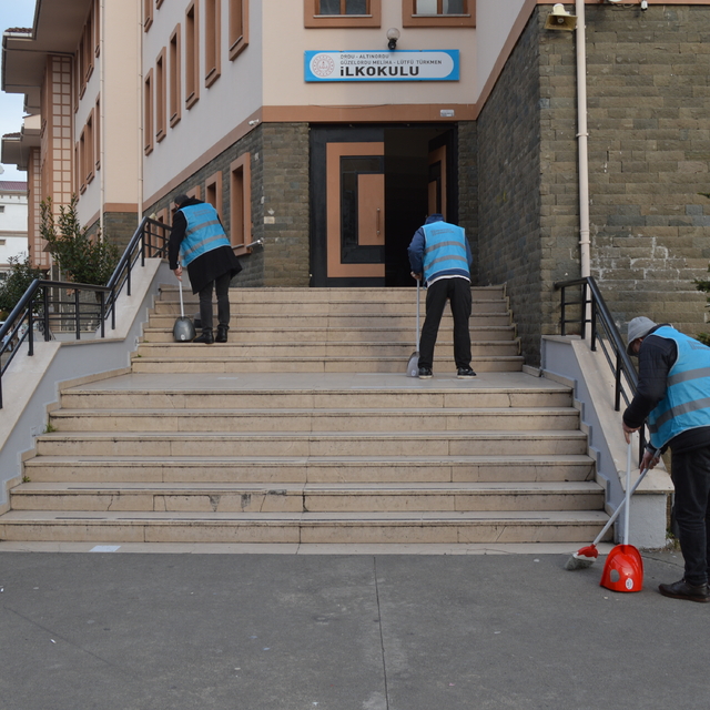 Ordu'da yükümlüler yarıyıl tatilinde okulları temizliyor