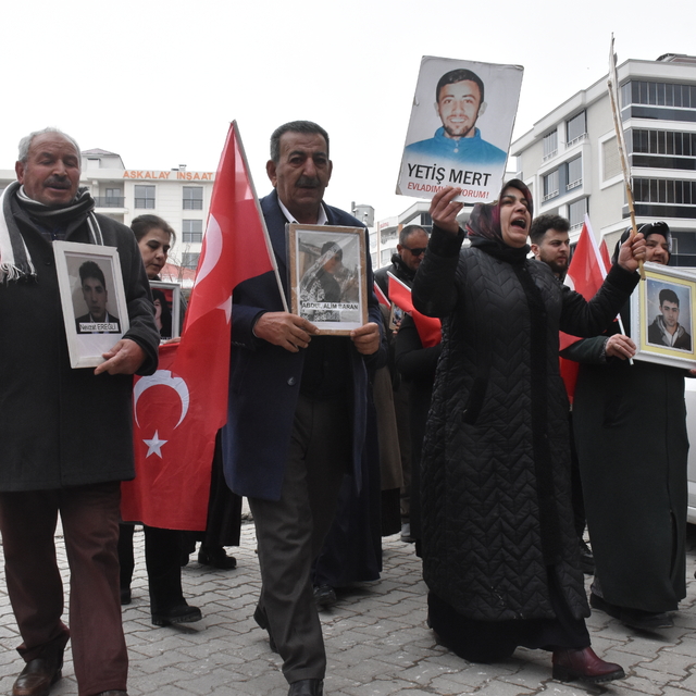 Vanlı aileler, DEM Parti İl Başkanlığı önündeki eylemlerini sürdürdü