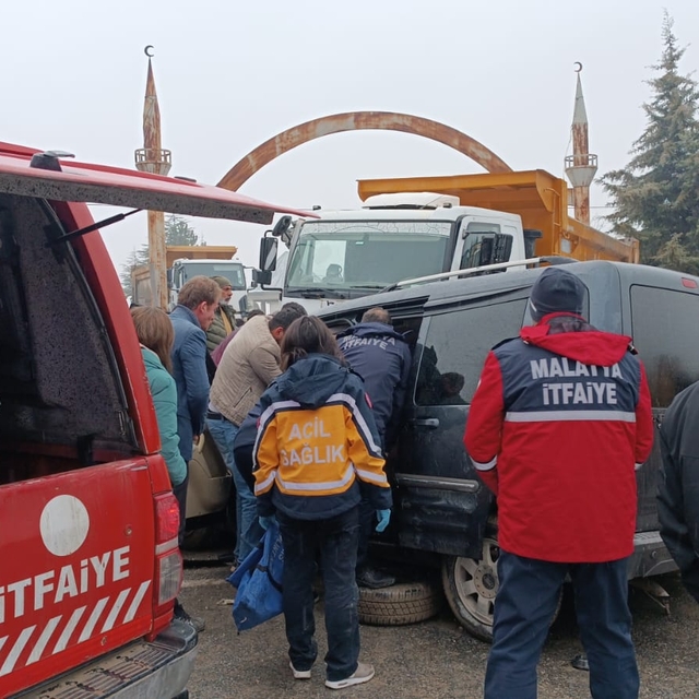 Malatya'da kamyon ile hafif ticari aracın çarpıştığı kazada 3 kişi yaraland...