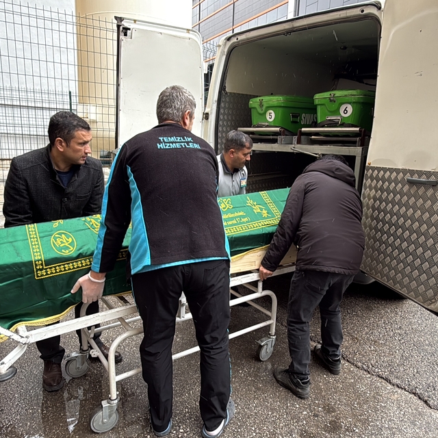 Yurtta, banyoda ölü bulunan Eren'in cenazesi İstanbul'a gönderildi