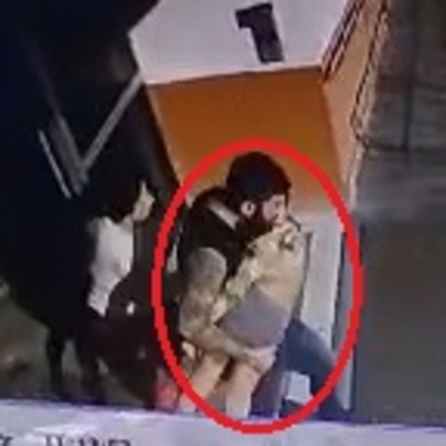 Silahından çıkan saçmalarla vurulan oğlunu ambulansa taşıyıp kendini eve ki...