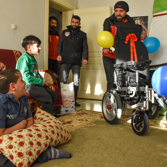 Karne hediyeleriyle bedensel engelli öğrenciyi sevindirdiler