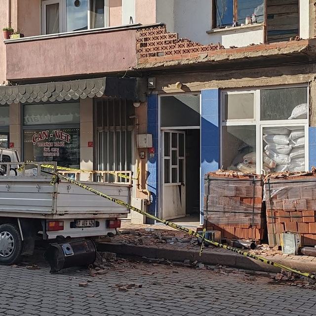 Çanakkale'de balkondan indirmeye çalıştığı buzdolabıyla birlikte düşen kişi...