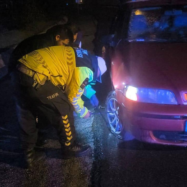 Düzce'de aracının lastiği patlayan sürücüye jandarma ekipleri yardım etti
