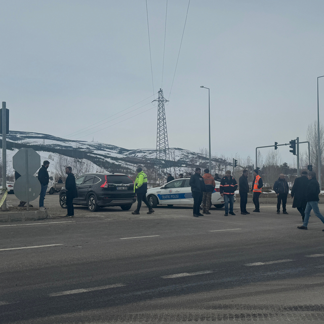Bayburt'ta aracından düşen parçaları toplarken cipin çarptığı sürücü yarala...