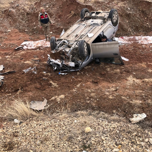 Erzurum'da devrilen otomobildeki karı koca yaralandı