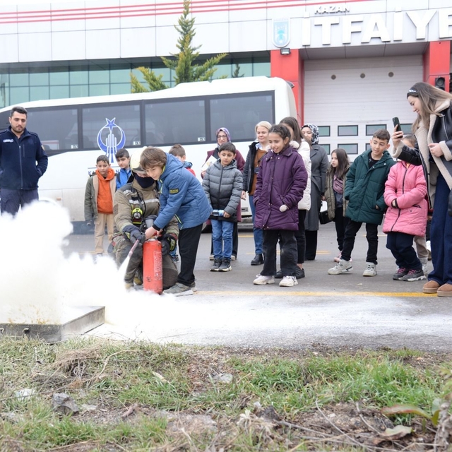 Kahramankazan'da öğrenciler itfaiyeyi ziyaret etti