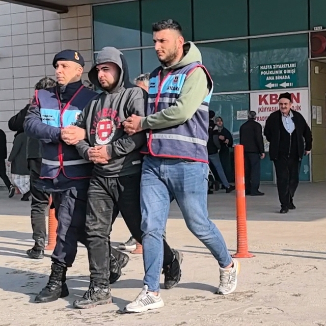 Bıçaklı kavga sonrası kaçarken arkadaşının ölümüne neden olan şüpheli adliy...