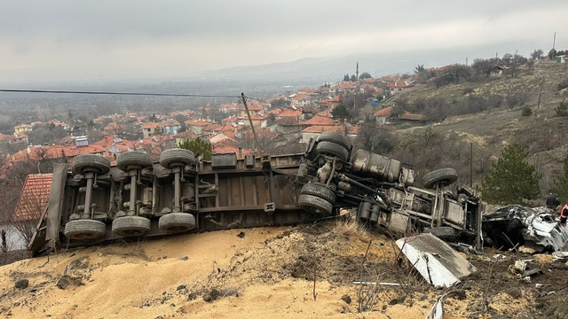 TIR şarampole devrildi; şoför yaralı