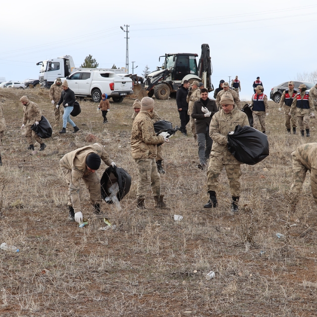 Bingöl'de Gülbahar Barajı ve çevresinde temizlik çalışması yapıldı