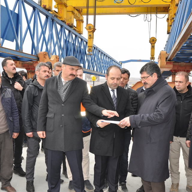 Batman Valisi Canalp yapımı devam eden köprüde incelemelerde bulundu