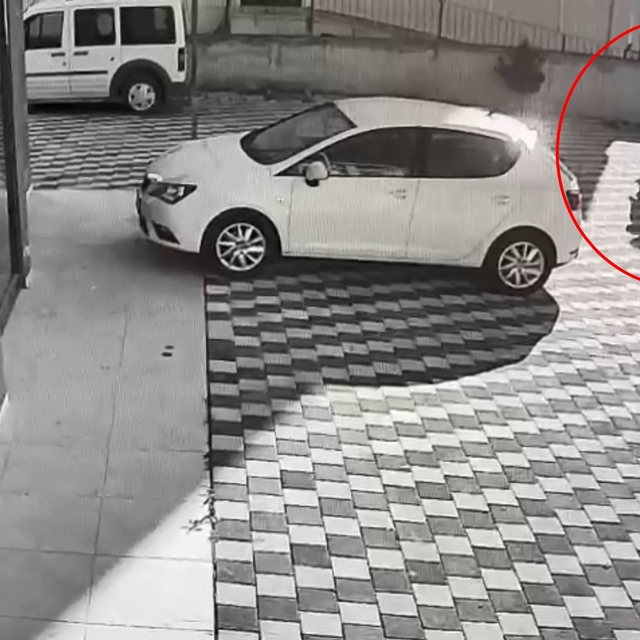 Yenişehir'de 2 kadının evden hırsızlık yaptığı anlar kameraya yansıdı