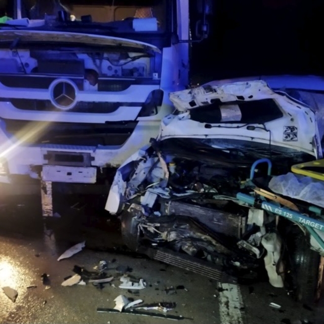 Sinop'ta otomobille tırın çarpışması sonucu 2 kişi öldü, 2 kişi yaralandı