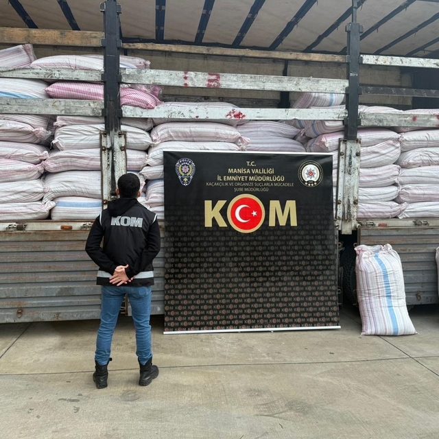 Turgutlu'da 6 ton 200 kilo kaçak kıyılmış tütün ele geçirildi