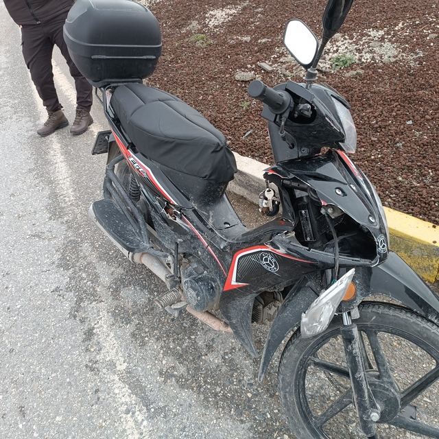 Uşak'ta kamyonetle çarpışan motosikletin sürücüsü yaralandı