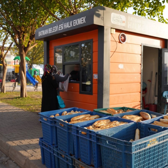 Batman'da ihtiyaç sahibi ailelere ekmek yardımı