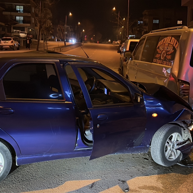 Aydın'da otomobilin park halindeki panelvana çarpması sonucu 1 kişi yaralan...