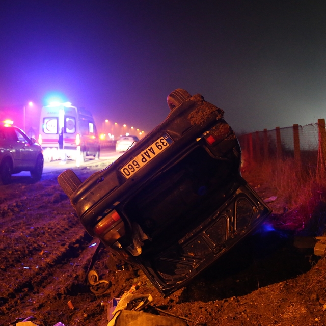Edirne'de devrilen otomobilin sürücüsü yaralandı