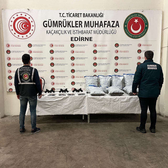 Kapıkule Sınır Kapısı'nda iki ayrı operasyonda ruhsatsız tabanca ve uyuştur...