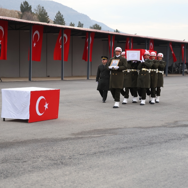 Şırnak'ta Pençe-Kaplan Operasyonu bölgesinde şehit olan asker için tören dü...
