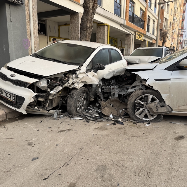 Eskişehir'de park halindeki 2 araca çarpan otomobilin sürücüsü yaralandı