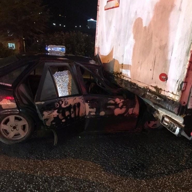 Otomobil, TIR'a arkadan çarptı; 1'i ağır, 3 yaralı