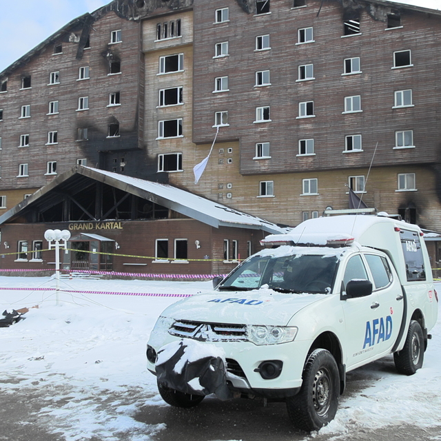 Yanan otelin çevresinde güvenlik çemberi