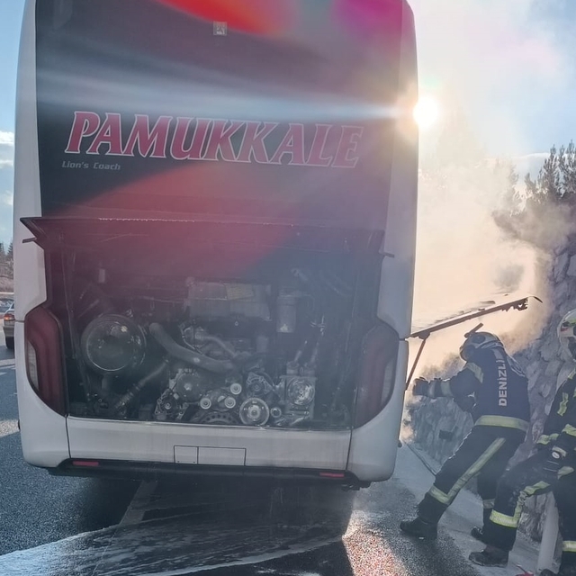 Denizli'de yolcu otobüsünde çıkan yangında hasar oluştu