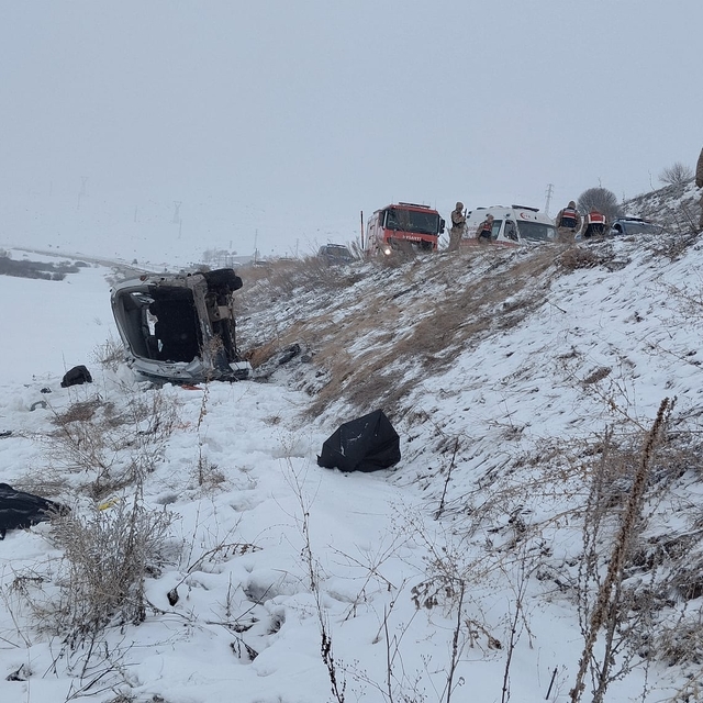 Erzurum'da iki araç çarpıştı, 2 kişi öldü, 3 kişi yaralandı