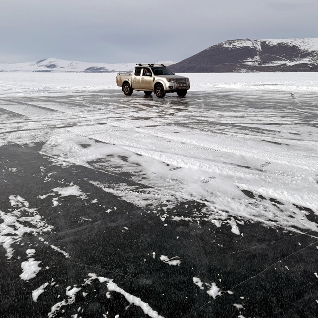 Arazi aracıyla buzla kaplı Çıldır Gölü üzerinde gezinti yaptı