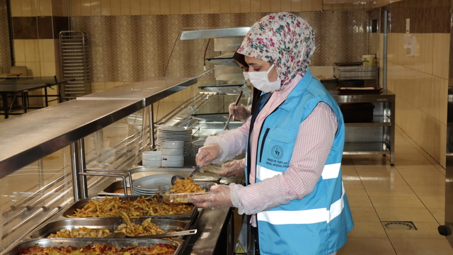 Öğrenciler "Komşum Projesi" ile fazla yemekleri ihtiyaç sahibi ailelere ulaştırıyor
