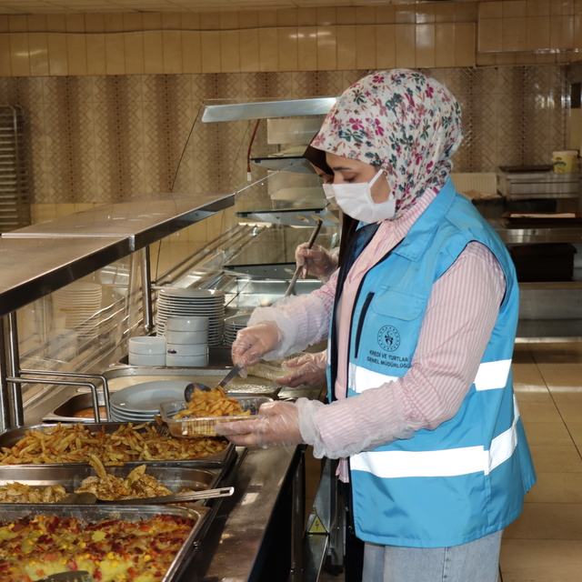 Öğrenciler "Komşum Projesi" ile fazla yemekleri ihtiyaç sahibi ailelere ula...