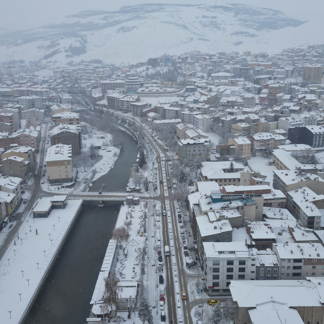 Bayburt'ta kar yağışı etkili oluyor