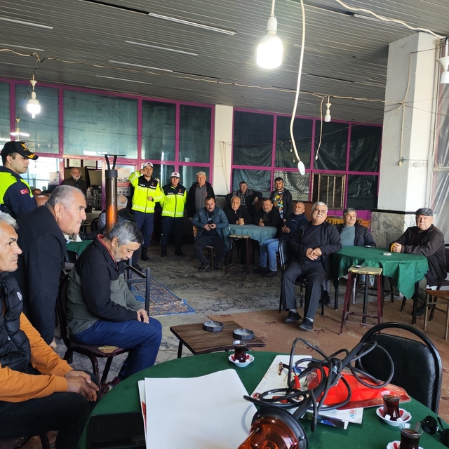 Kumluca'da jandarma ekipleri, vatandaşlara trafik kurallarını anlattı