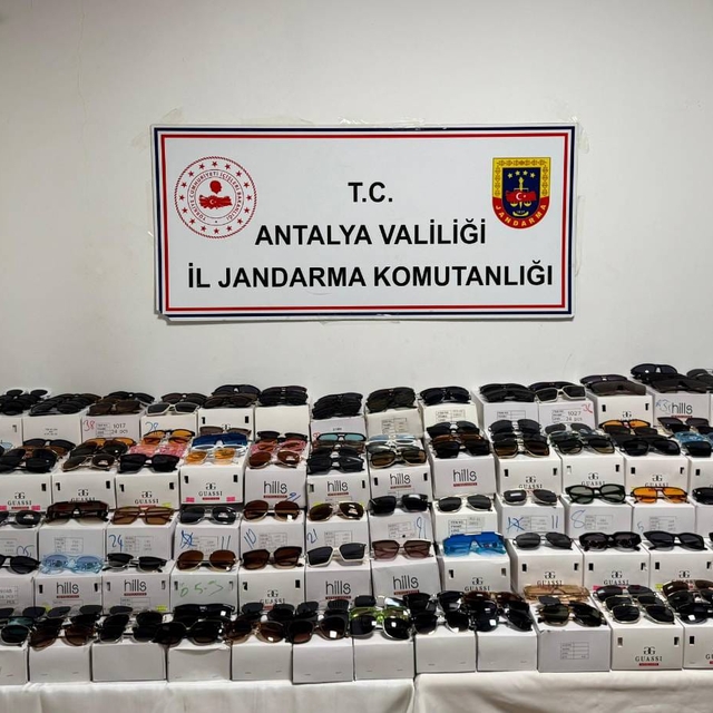 Antalya'da 5 bin kaçak güneş gözlüğü ele geçirildi