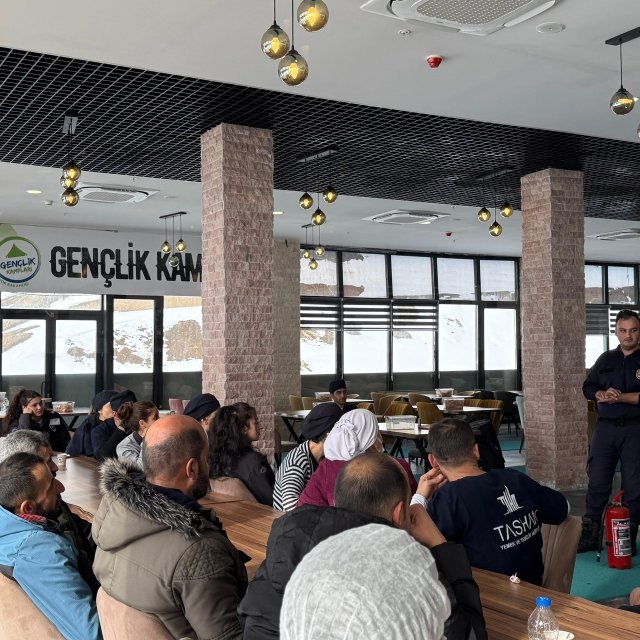 Hakkari'de öğrencilere ve kurumlarda çalışanlara yangın eğitimi verildi