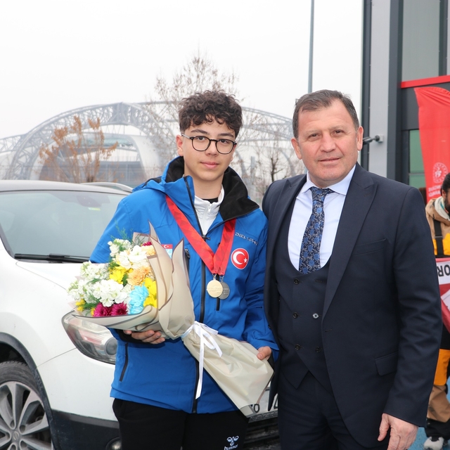 Kayseri Gençlik ve Spor İl Müdürü Kabakcı, milli sporcu Deliktaş'ı çiçekler...