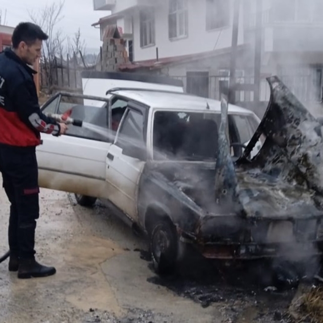 Boyabat'ta park halindeki araç yandı