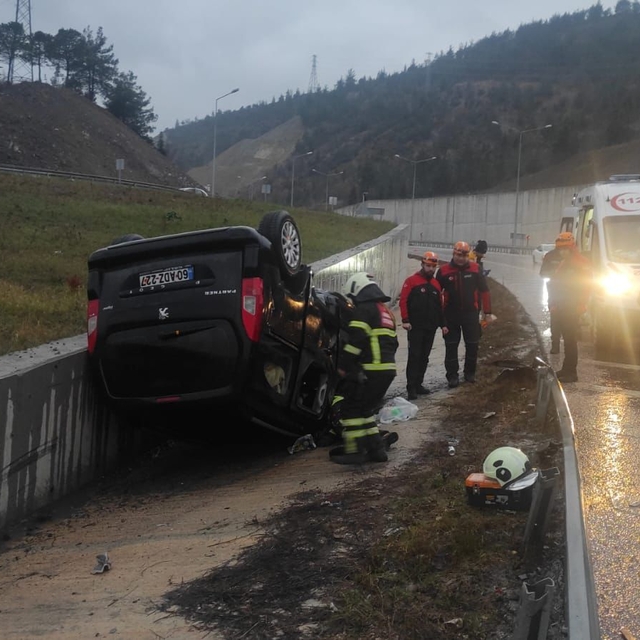 Amasya'da devrilen hafif ticari araçtaki 4 kişi yaralandı