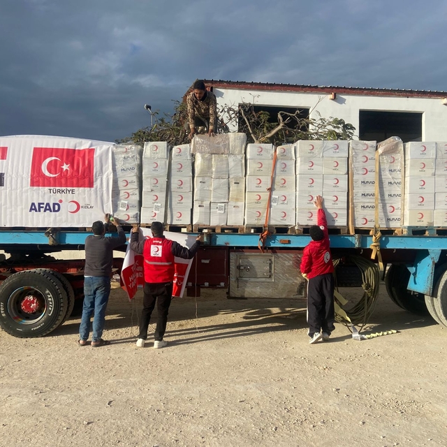 Türk Kızılayına ait yardım malzemelerini taşıyan tırların Gazze'ye geçişine...
