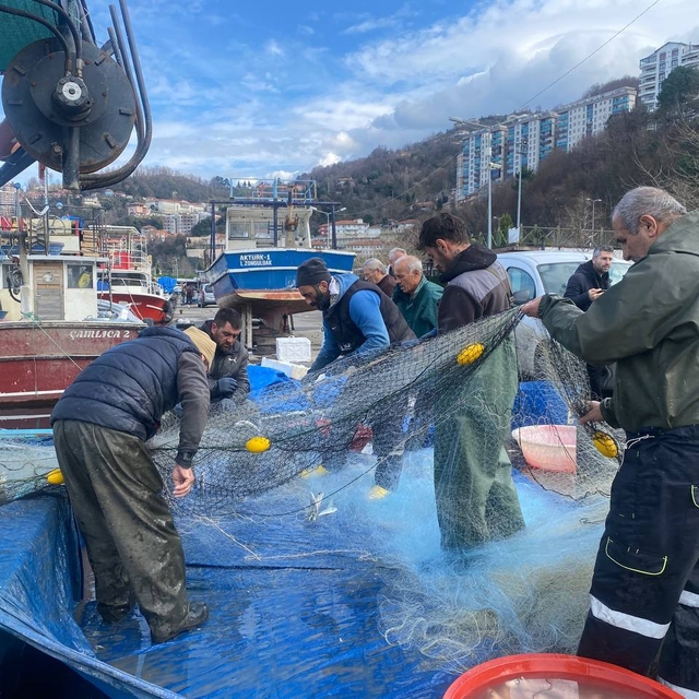 Tekneyle açıldıkları denizden 2 ton lüferle döndüler