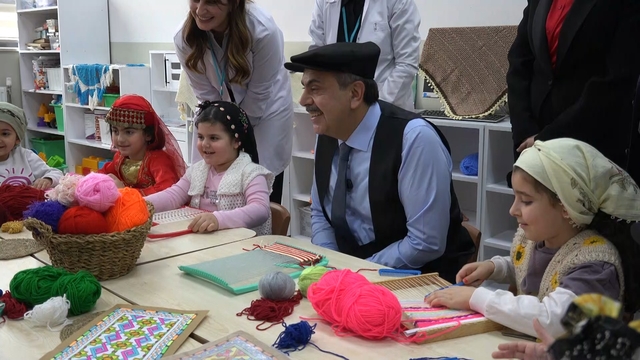 Bakan Tekin, Elazığ'da öğrencilerle buluştu