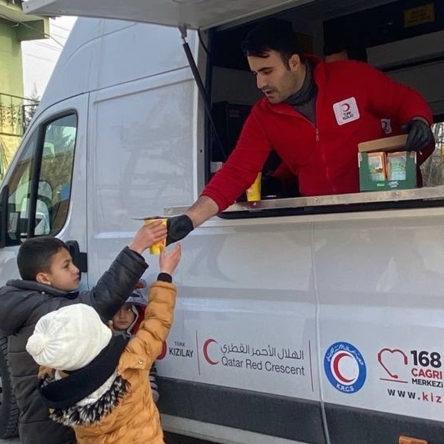 Türk Kızılay Doğubayazıt'ta mezarlık ziyareti yapanlara çorba ikram etti